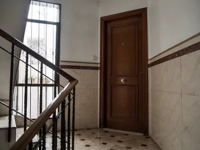 Puerta cerrada de un piso en Valencia lista para una apertura de cerrajería