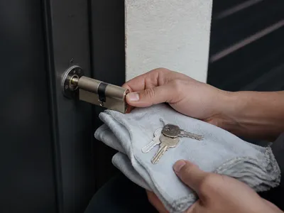 Cilindro o bombín extraído a medias de una puerta en Valencia