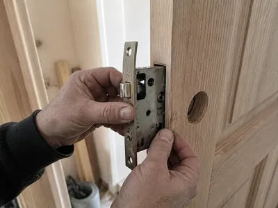 Instalación de una cerradura nueva en una puerta de madera en Valencia