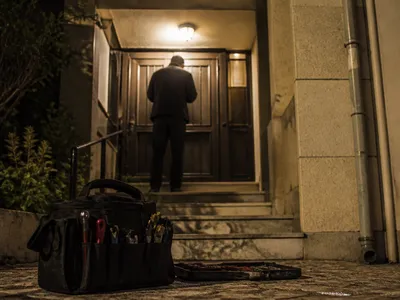 Entrada de vivienda de noche con bolsa de cerrajero urgente en Valencia